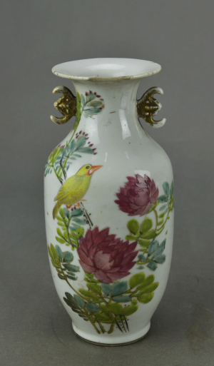 3a清粉彩牡丹花鸟纹双耳瓷瓶.jpg 3a清粉彩牡丹花鸟纹双耳瓷瓶.jpg