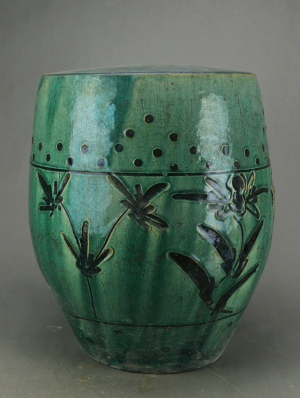 4清绿釉萱草纹陶绣墩.jpg 4清绿釉萱草纹陶绣墩.jpg