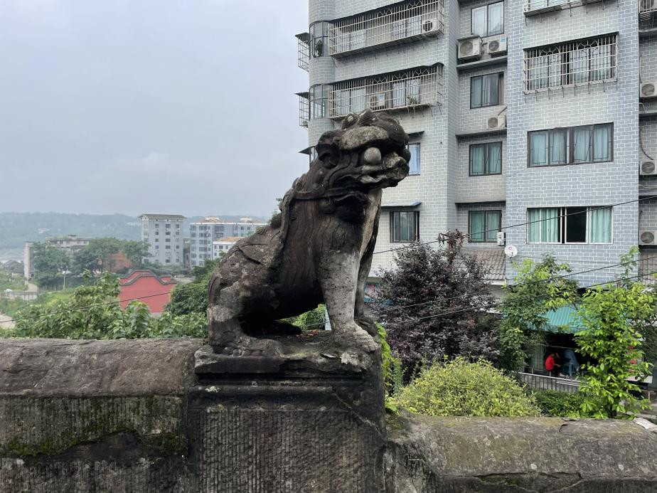 图二 龙门桥青狮雕像.jpg 图二 龙门桥青狮雕像.jpg